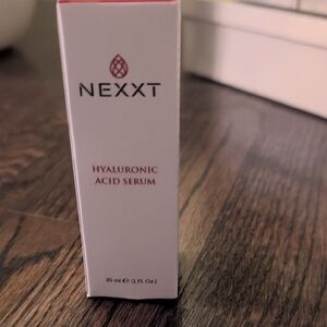 NEXXT Hyaluronic Acid Serum - White and Red